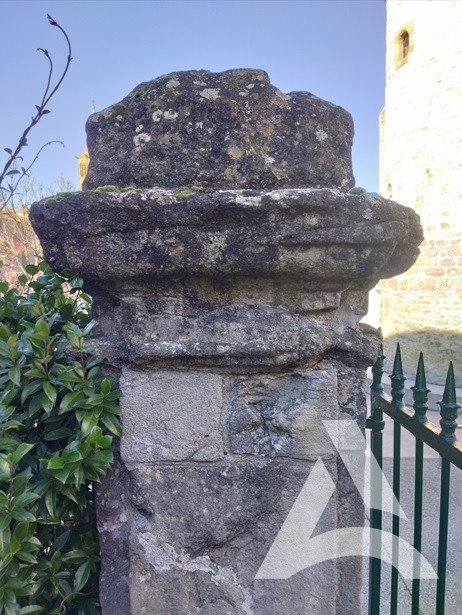 Colonne en pierre à nettoyer, salie avec mousse