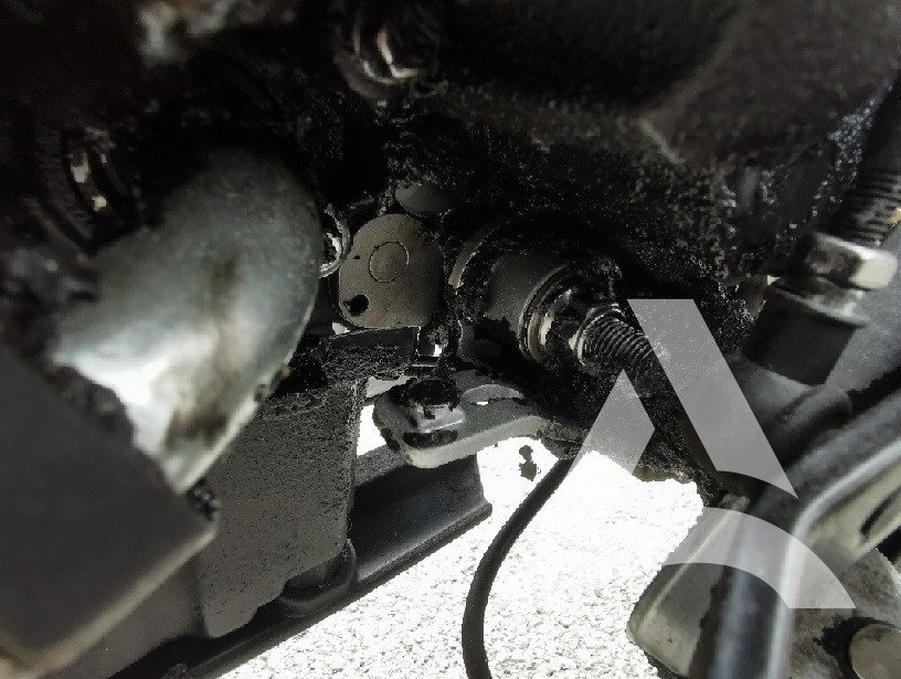 Goudron sur un axe de moto