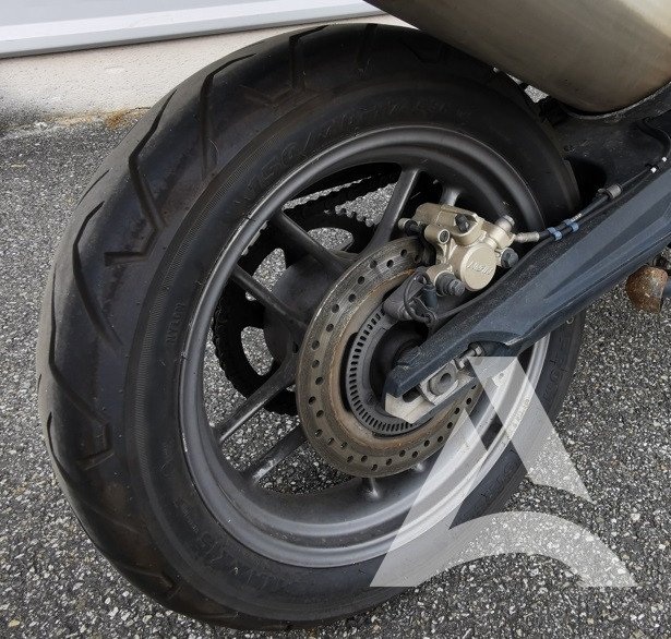 Roue arrière d'une moto, sale