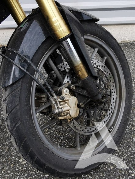 Roue avant d'une moto, sale