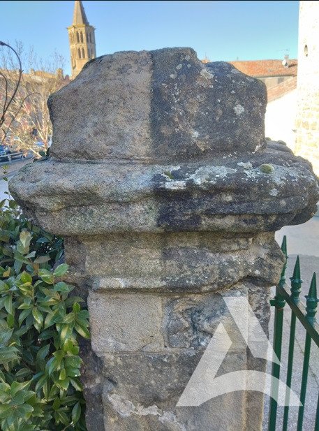 Avant / Après du nettoyage d'une colonne en pierre à l'entrée d'une mairie