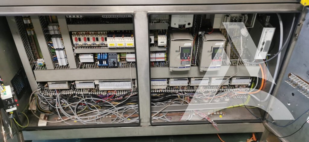 Armoire électrique industrielle propre et nettoyée