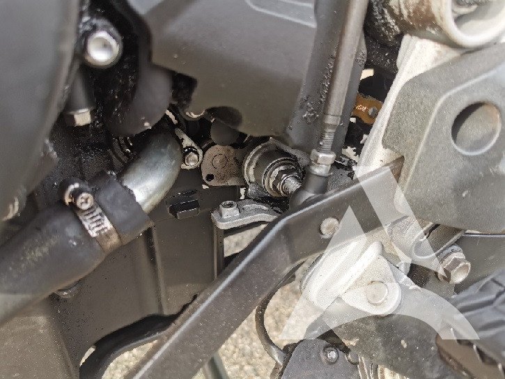 Axe de moto propre, nettoyé du goudron