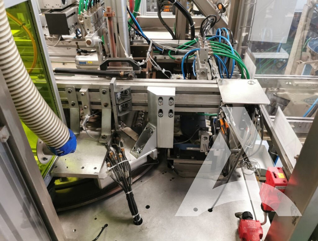 Machine d'assemblage industrielle en production