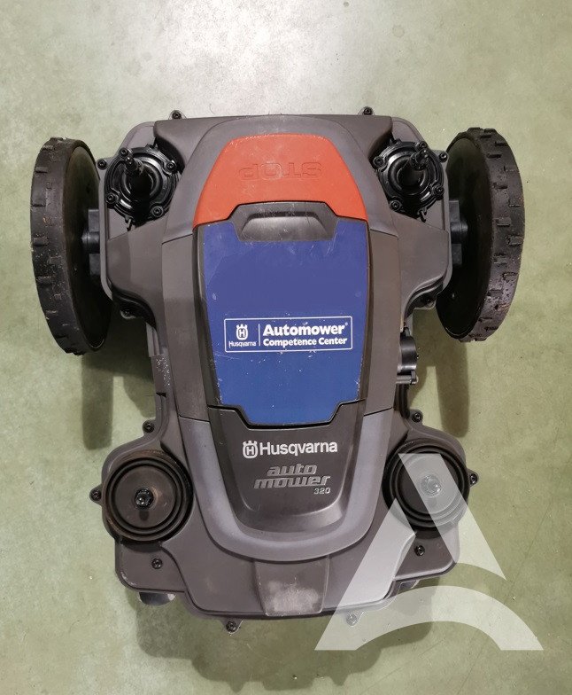 Robot tondeuse nettoyé et tout propre