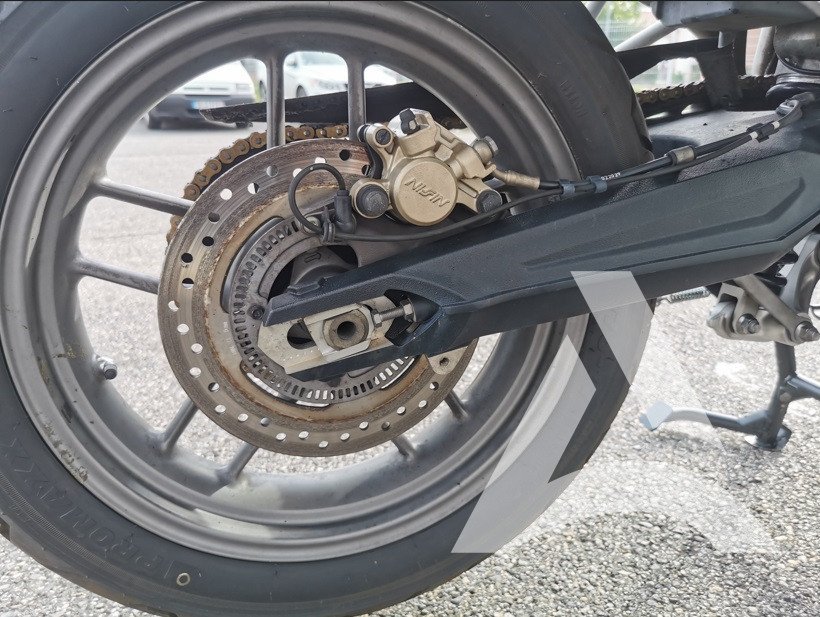 Roue arrière d'une moto, nettoyée et propre
