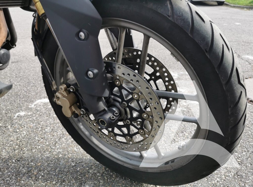 Roue avant d'une moto, propre et nettoyée