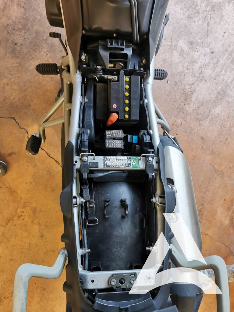 Dessous d'une selle de moto propre