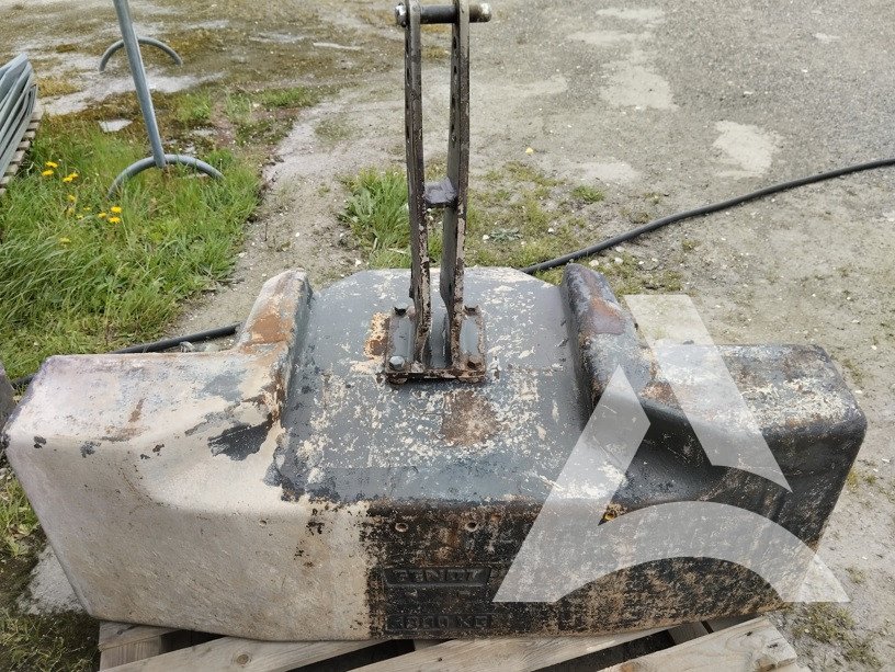 Nettoyage d'une masse de tracteur couverte par de la chaux