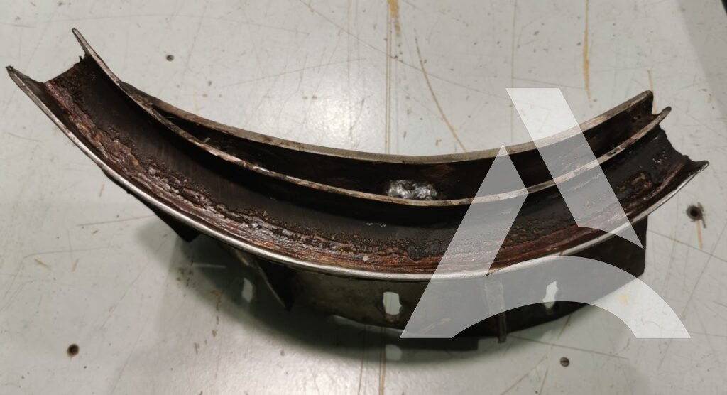 Résidus de colle sur une armature de joint d'étanchéité