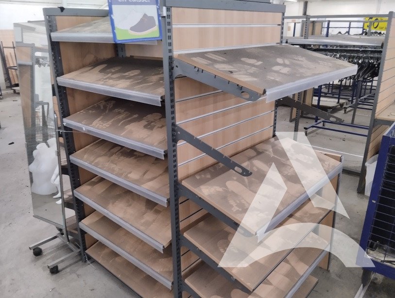 Nettoyage étagère bois et métal avec suie