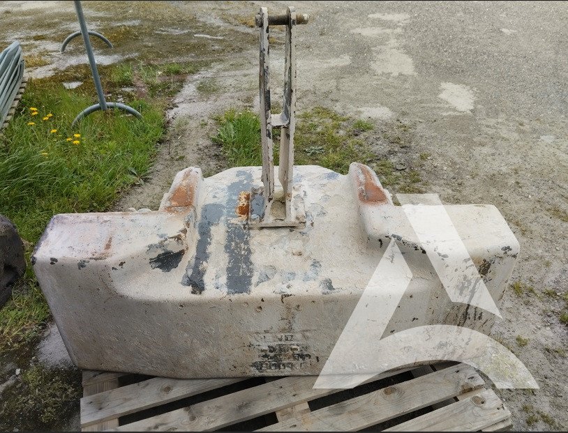 AVANT : Nettoyage d'une masse de tracteur encrassée par la chaux