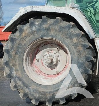 AVANT : Nettoyage tracteur roue et garde boue avec CHAUX