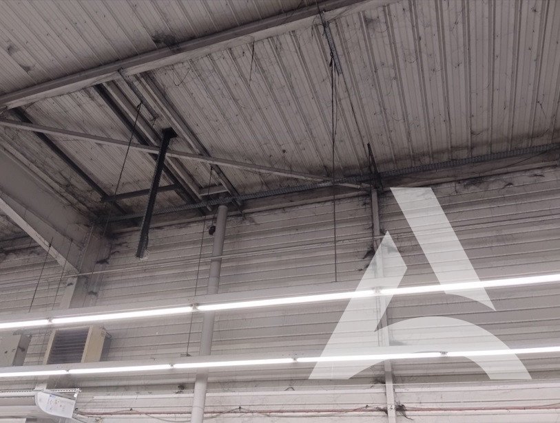 Plafond batiment commercial suie et toiles araignees