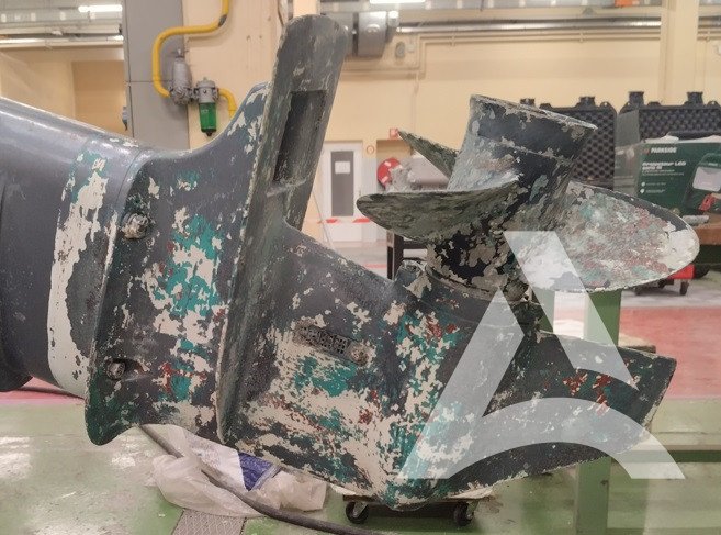 Moteur d'hélice marine en alliage nettoyé