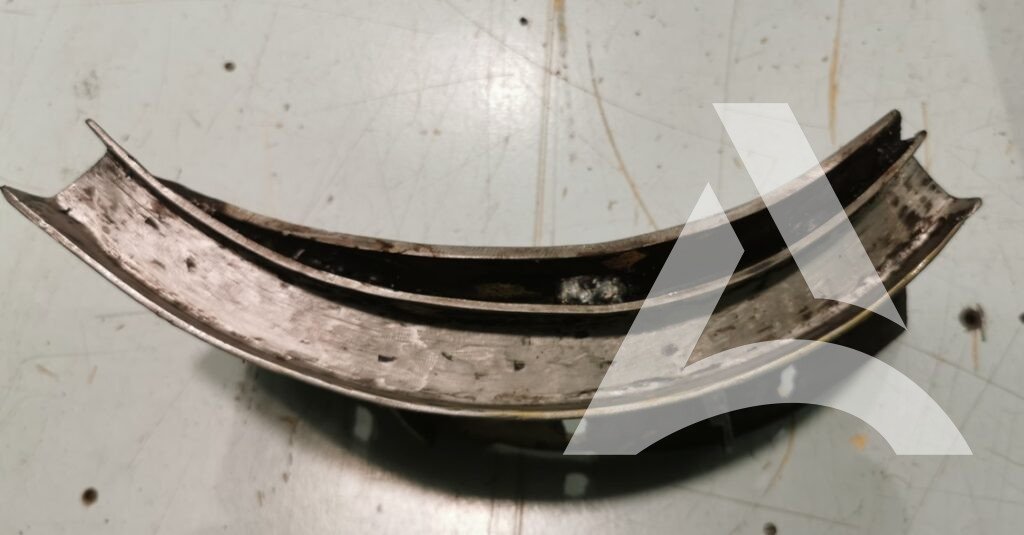 Nettoyage de colle sur une armature de joint d'étanchéité