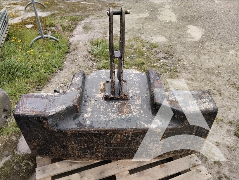 APRES : Nettoyage d'une masse de tracteur encrassée par la chaux