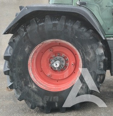 APRES : Nettoyage tracteur roue et garde boue avec CHAUX