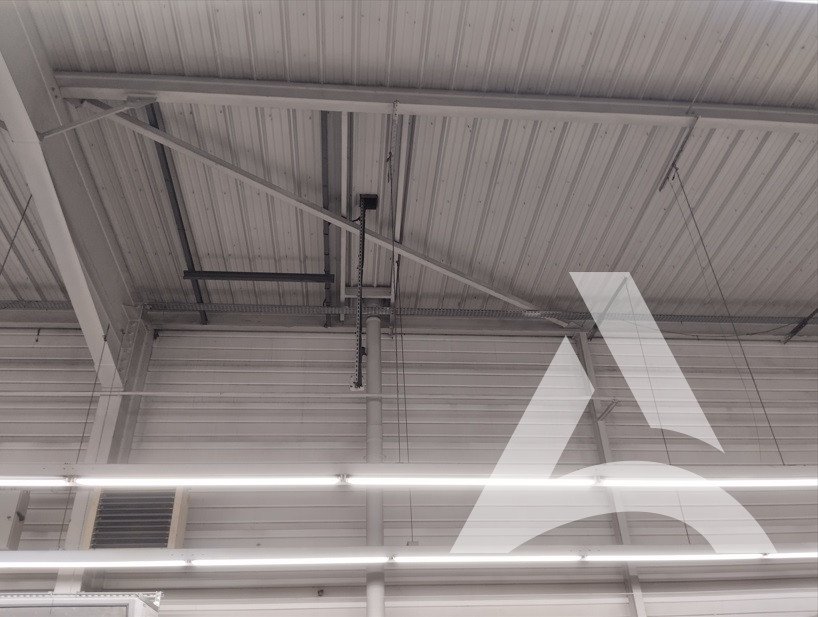 Plafond batiment commercial nettoyé, suie et toiles araignees supprimées