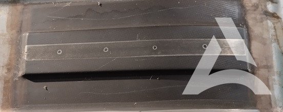 Moule en acier avec reliefs encrassé par STOPOFF et RESINE - AVANT