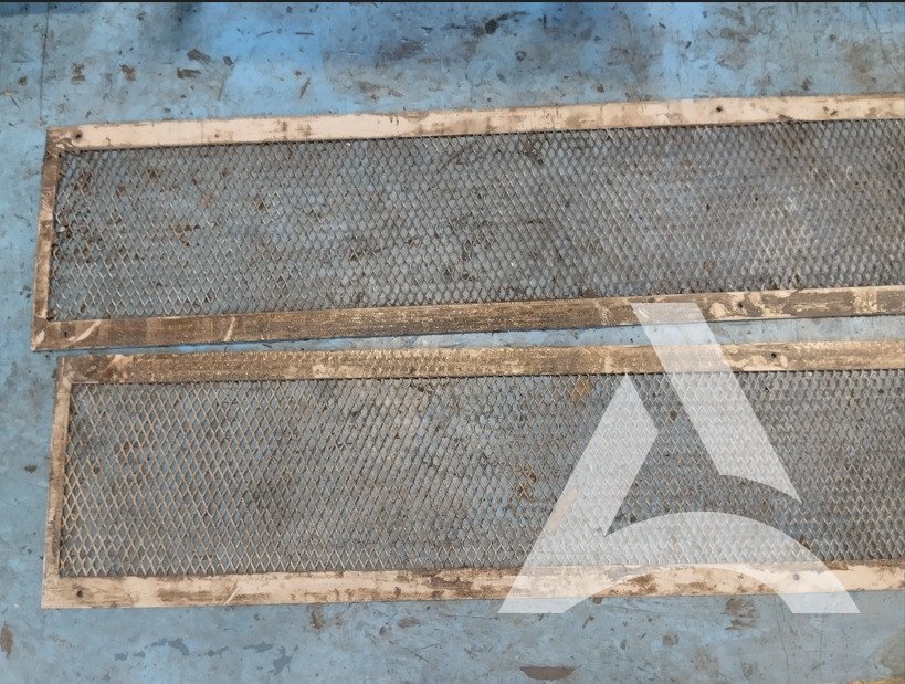 Grille métallique remplie de graisse