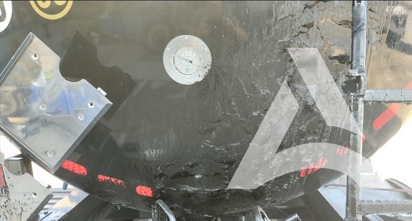 Arrière d'un camion citerne, rempli de bitume