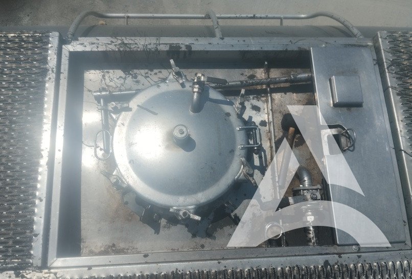 Camion citerne encrassé par le bitume