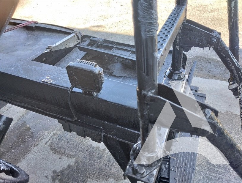 Zone feu arrière d'un camion citerne, plein de bitume