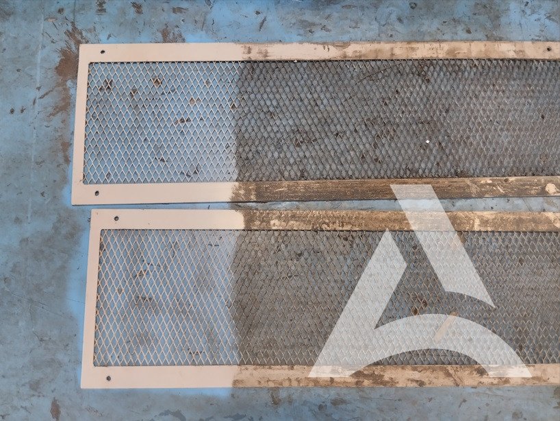 Dégraissage en cours sur une grille métallique