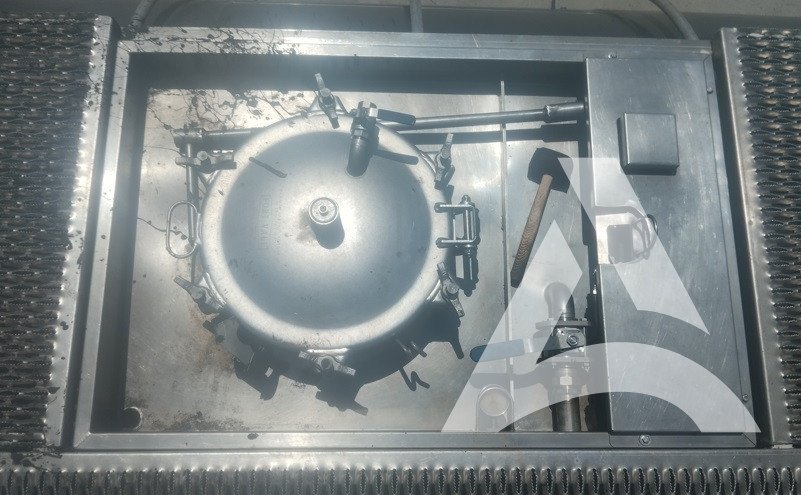 Camion citerne encrassé par le bitume en train d'être nettoyé