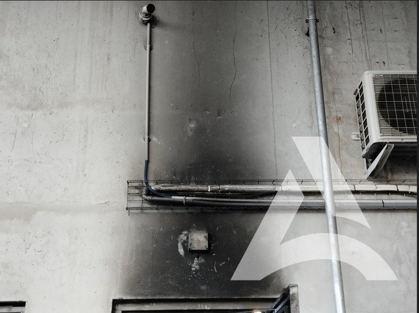 Mur en béton encrassé par la suie