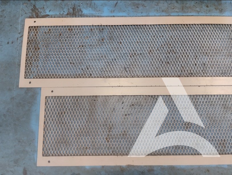 Grille métallique dégraissée, état comme neuve