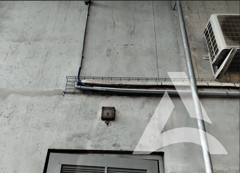 Mur en béton nettoyé, suie supprimée