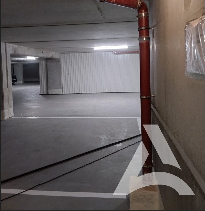 Nettoyage d'un Conduit d'évacuation d'eau dans un garage obstrué par du ciment