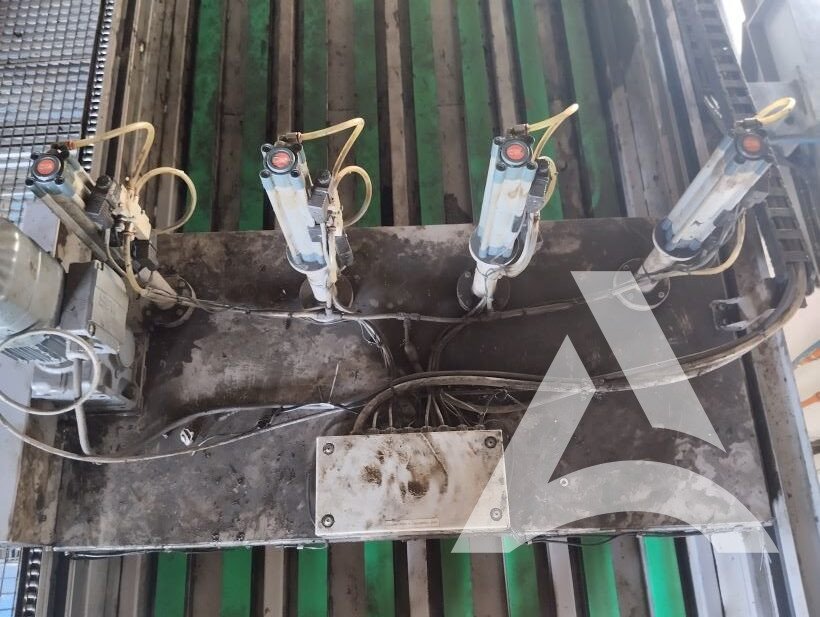 Nettoyage d'un ensemble de moteurs encrassés de graisse