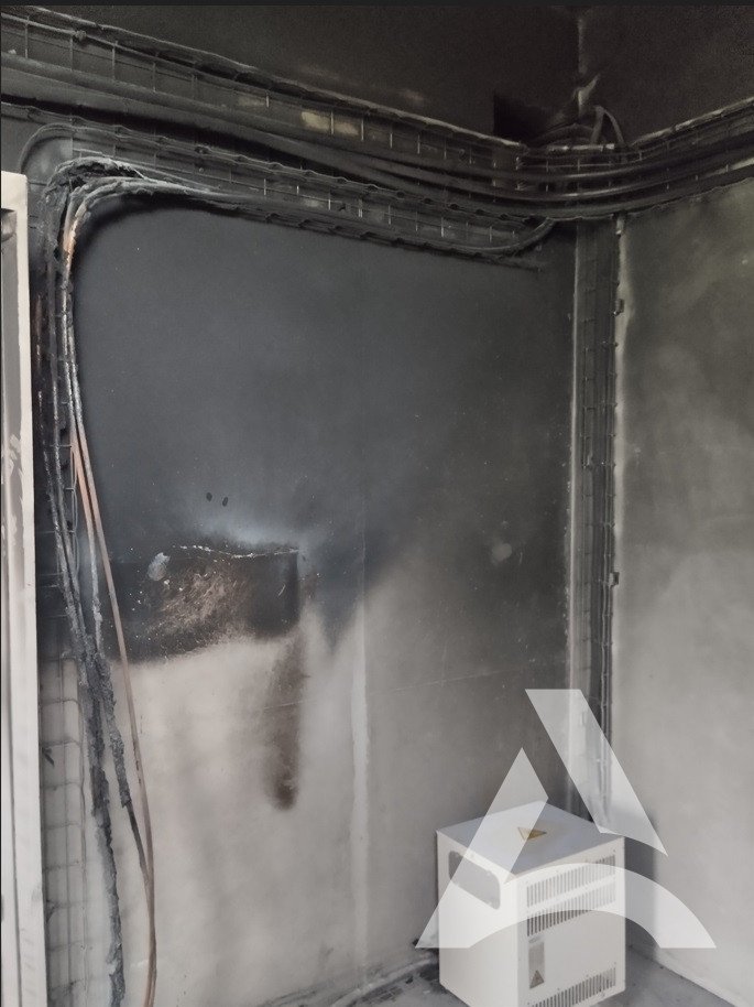 Photo avant Nettoyage d'une Cabine Haute Tension dans un angle