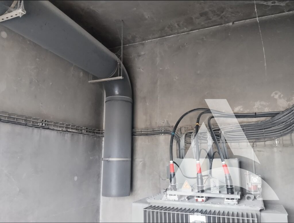 Photo Avant Nettoyage Vue Angle Cabine Haute Tension Suie