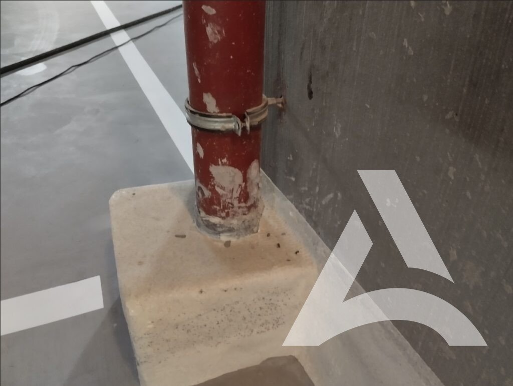 Photo Avant Nettoyage d'un Conduit d'évacuation d'eau dans un garage