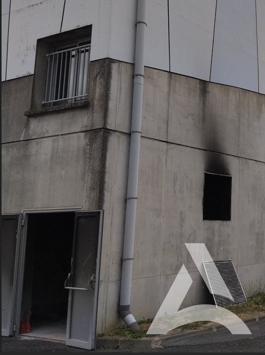 Photo Avant Nettoyage de suie sur portes et murs de l'extérieur d'un local haute tension