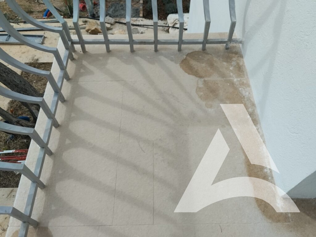 Photo avant nettoyage d'une terrasse en pierre