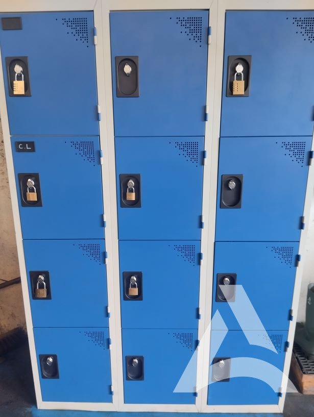 Dégraissage sur des casiers métalliques