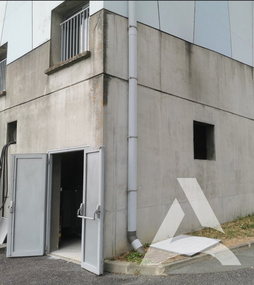 Photo Après Nettoyage de suie sur portes et murs de l'extérieur d'un local haute tension