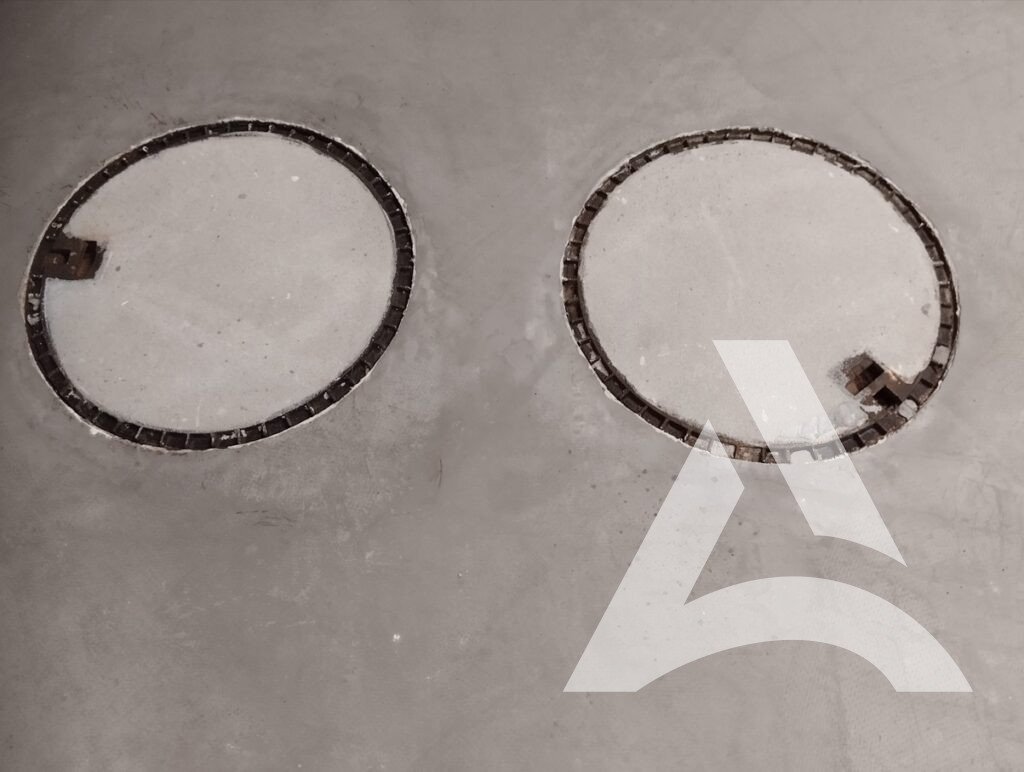 Photo après entretien de plaques d'égout, rouille sur ciment