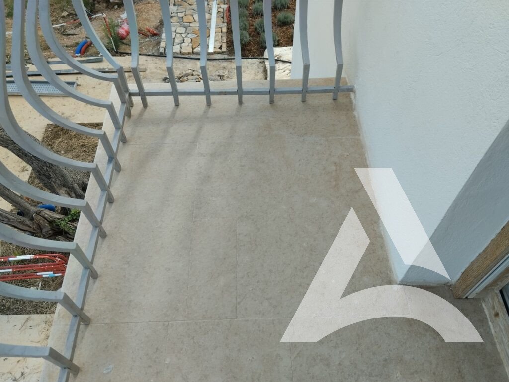 Photo après nettoyage d'une terrasse en pierre