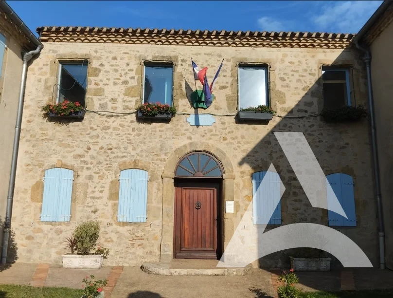 Vue d’ensemble de la façade de mairie après nettoyage