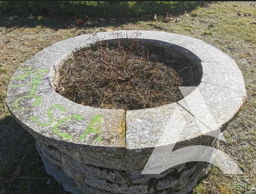 Comparatif avant après nettoyage d’un puits en pierre avec tag