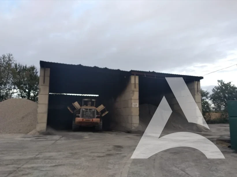 Vue globale d’un hangar en béton après nettoyage post-incendie