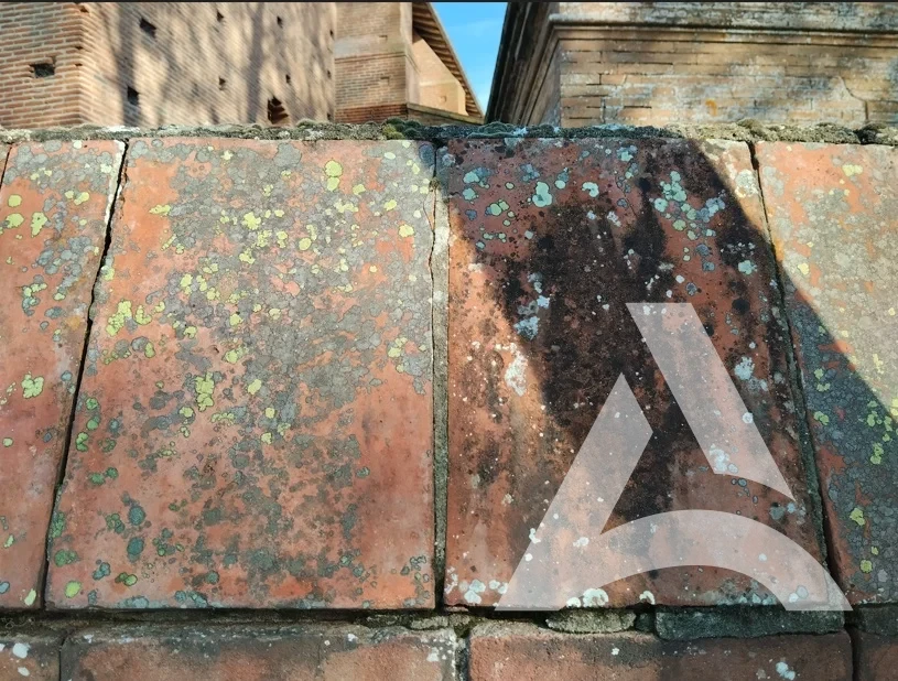 Vue globale d'un Chapeau de mur en terre cuite encrassé