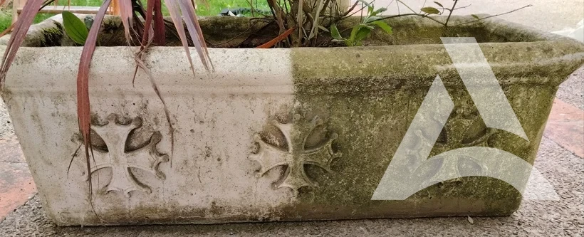 Comparatif avant après nettoyage d’un pot de fleur en ciment