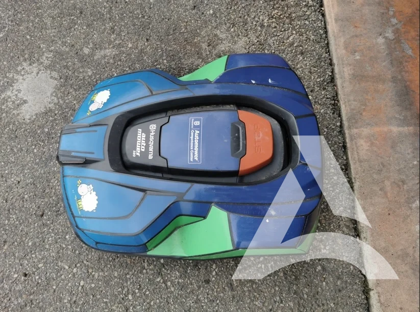 Robot tondeuse avant nettoyage – vue globale de l’équipement